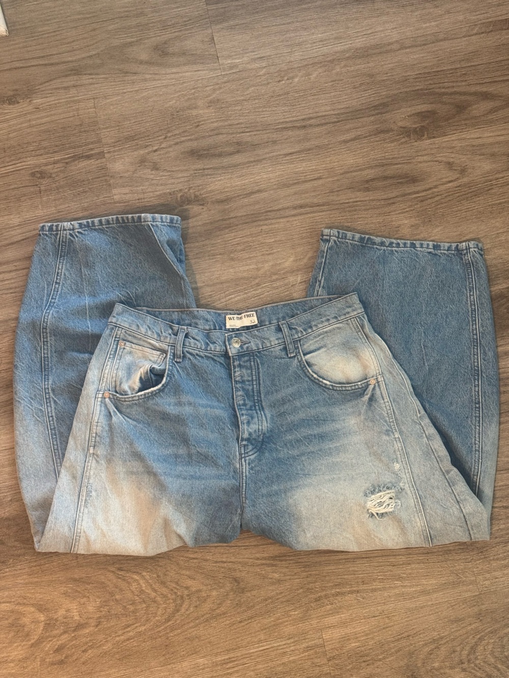 Free People We The Free Barrel Jeans size 32 light distressed wash